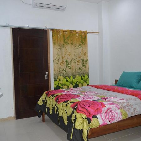 Labuan Bajo Mahoni Guesthouse Extérieur photo