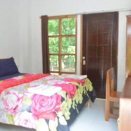 Labuan Bajo Mahoni Guesthouse Extérieur photo