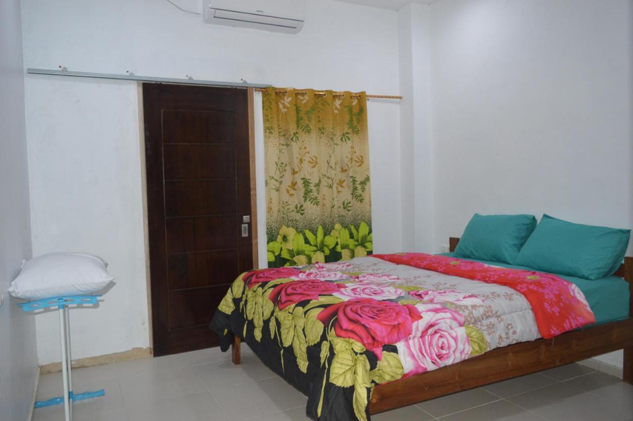 Labuan Bajo Mahoni Guesthouse Extérieur photo